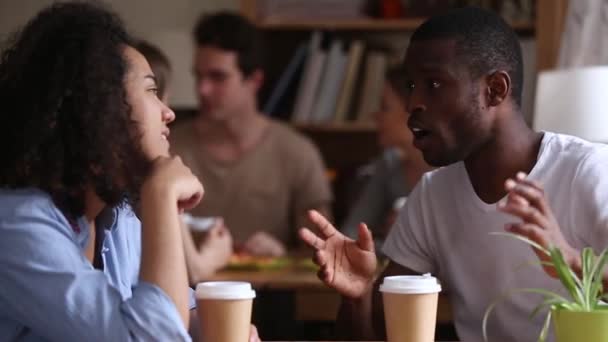 Afrikanisches Paar sitzt im Café im Chat genießen romantisches Date — Stockvideo