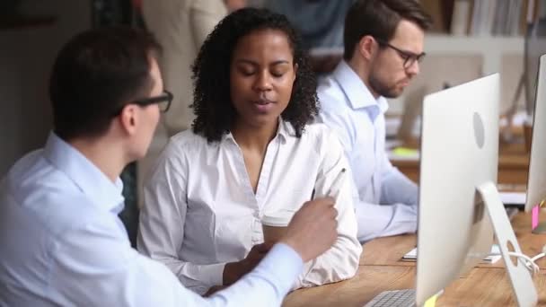 Funcionário de raça mista recebe instruções de mentor caucasiano no local de trabalho — Vídeo de Stock
