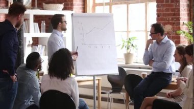 Şirket çalışanları ofiste kurumsal eğitimden sonra el oy artırma