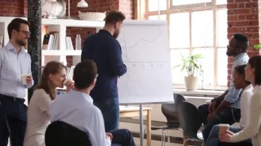 Yönetim Kurulu odasında kurumsal eğitime katılan çeşitli şirket personeli