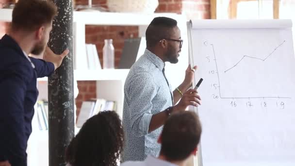 Coach mixte d'affaires enseigner le personnel de l'entreprise pendant la formation d'entreprise — Video