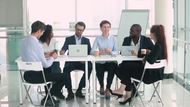 Multinationale Unternehmer sitzen am Tisch und verhandeln Brainstorming über Arbeitszeiten — Stockvideo