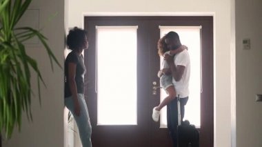 Afrikalı baba kızı veda ve bavul ile bırakarak diyor