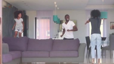 Afrika neşeli aile oynamak gizlemek ve evde oyun aramak