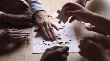 Puzzle yapboz parçaları bağlayan closeup görünümü çok etnik insanlar