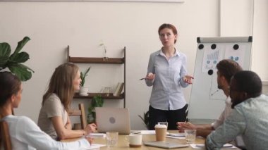 Kurumsal Seminer aktivitesi sırasında iş koçu için soru soran çalışan