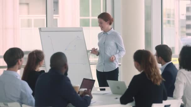 Medewerkers die na de training de dankbaarheid uitspreken voor seminar naar trainer — Stockvideo