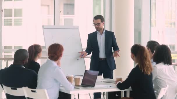 Mujer participa en seminario levanta la mano haciendo preguntas al entrenador — Vídeos de Stock