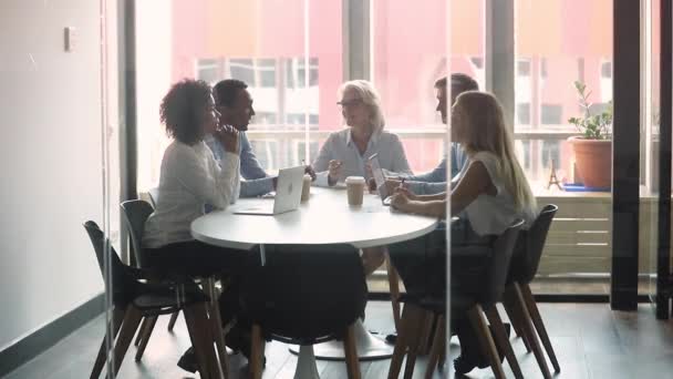 Equipe da empresa e chefe reunidos na sala de reuniões para briefing matinal — Vídeo de Stock