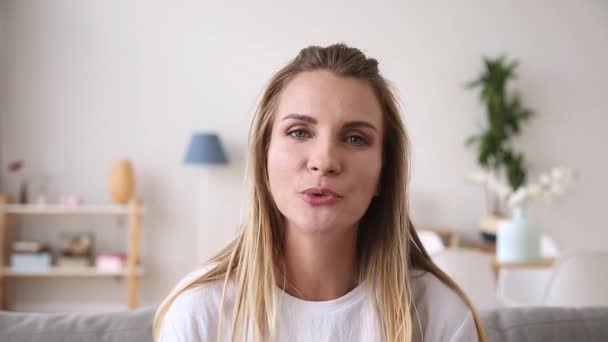 Headshot porträtt kvinna pratar med vän med webbkamera — Stockvideo