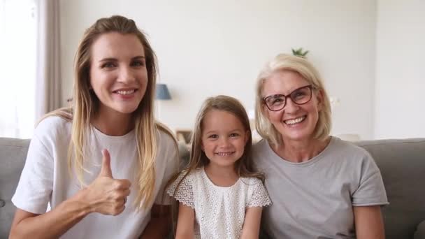 Trzy pokolenia córka matka babcia rozmawiając z kamerą internetową co videocall — Wideo stockowe