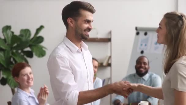 Zróżnicowany personel firmy klaskać ręce podczas szef powitanie Klient korporacyjny — Wideo stockowe