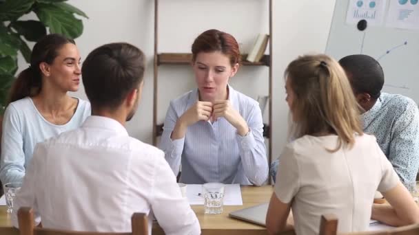Mångsidiga medarbetare som sitter runt bordet lyssnar lärare som får kunskap — Stockvideo