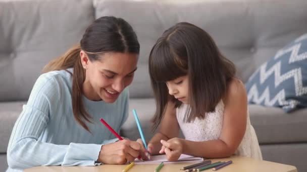 Anne veya dadı ve çocuk kız birlikte evde çizim — Stok video