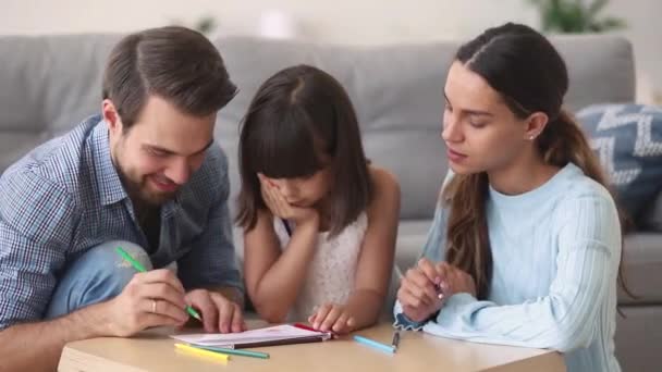 Pais amorosos desenhando com filhinha em casa — Vídeo de Stock