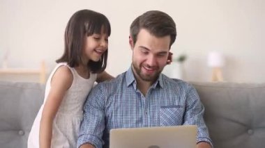 Baba ve kızı eğlenmek dinleme müzik online kullanım bilgisayar