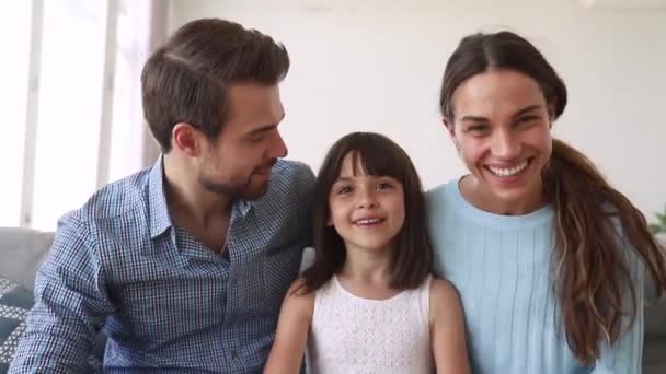 Familj med dotter gör videosamtal chatta med släktingar online — Stockvideo