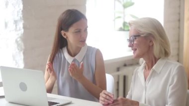 Kadın genç çalışan online programı ile yaşlı meslektaşım yardımcı