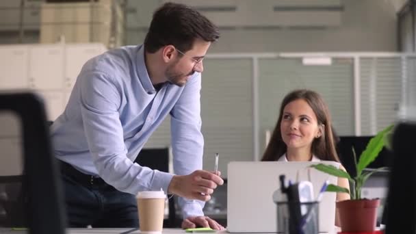 Company boss explaining to new employee corporate online program — Stock Video