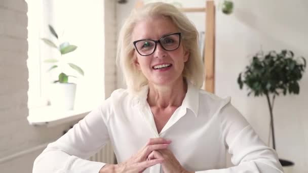 Starší učitelka blond ženy dělá videokonverzaci při konverzaci online — Stock video