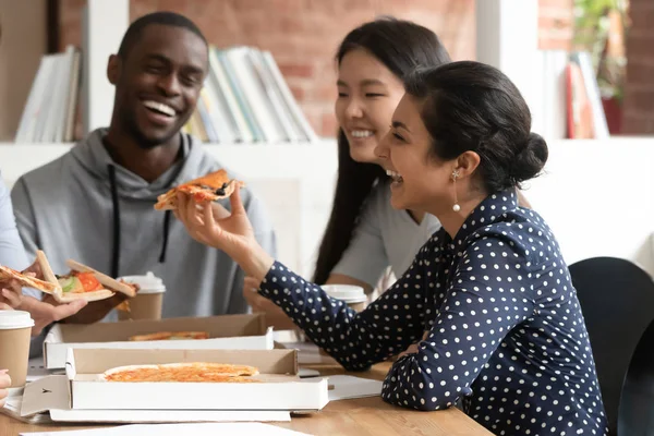 Jóvenes multirraciales felices se divierten comiendo pizza — Foto de Stock