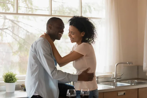 Siyah çift sarılma evde romantik tarih keyfini çıkarın — Stok fotoğraf