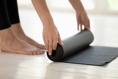 Spor kadın yoga seansı öncesi veya sonrası siyah paspas haddeleme