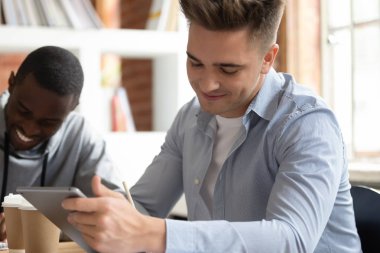 Sınava hazırlanan notları hazırlayan tablet kullanan erkek öğrenci