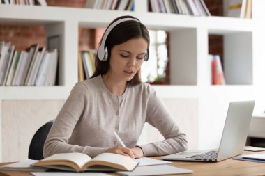 Bluetooth kulaklık odaklanmış kız evde eğitim