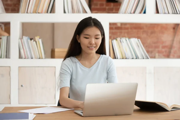 アジアの女子学生は、試験のために勉強するラップトップで働きます — ストック写真