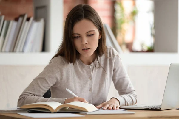 Ernstige meisje druk studeren maken notities in notebook — Stockfoto