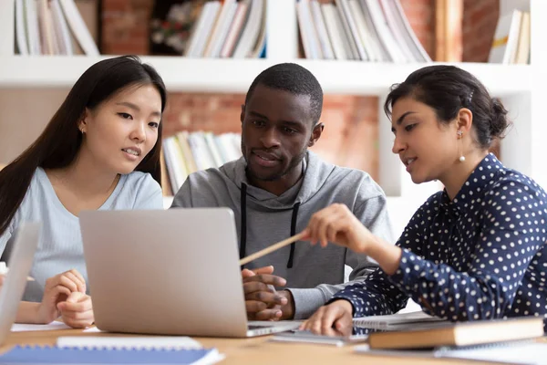 Çok ırklı öğrenciler dizüstü bilgisayarda birlikte eğitim veren projeyi tartışıyor — Stok fotoğraf