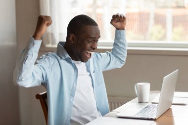 Mutlu Afrikalı adam online başarı kutlamak overjoyed hissediyor