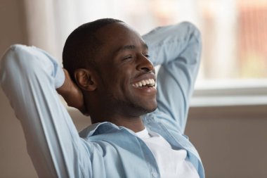 Afrikalı adam iş başarmak başının arkasında ellerini koymak memnun hissediyor