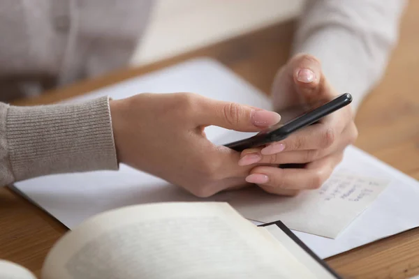 Close-up van vrouwelijke houden smartphone surfen op Internet — Stockfoto