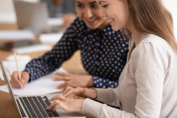 Le ragazze sorridenti lavorano sul computer portatile insieme preparando il progetto scolastico — Foto Stock