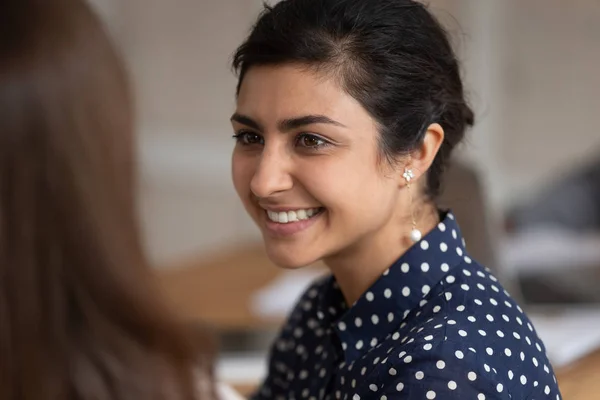 Primo piano di sorridente ragazza indiana che parla ascoltando amico — Foto Stock