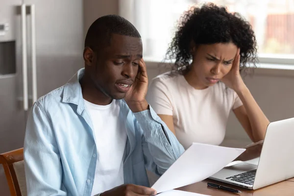Uso coppia ebanking leggere lettera avendo problemi finanziari si sente infelice — Foto Stock
