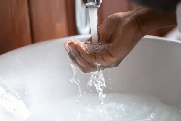 Closeup view african male hand gathering water pouring from faucet — Stock Photo, Image