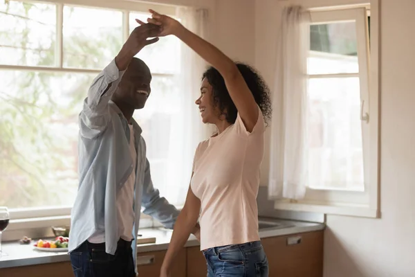 Afrikanisches Paar steht in der Küche und tanzt glücklich — Stockfoto