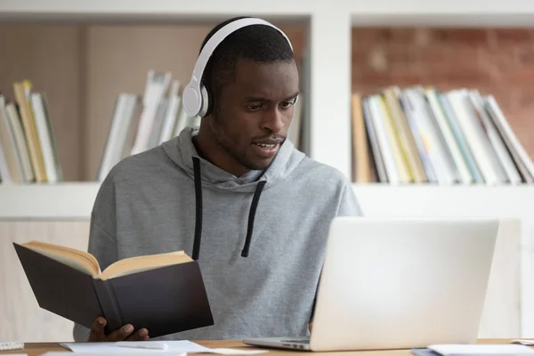 Focused black male student studying at laptop at home — Stock Photo, Image