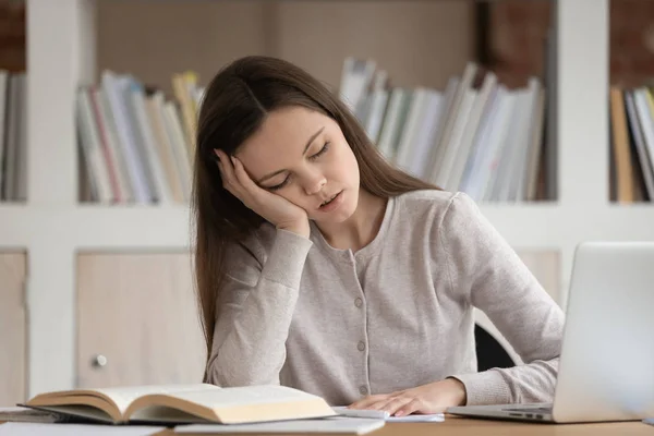 Chica cansada estudiante conciliar el sueño estudiando en el lugar de trabajo —  Fotos de Stock