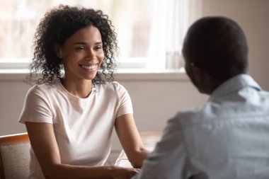 Afrikalı bin yıllık çift evde konuşurken birlikte zaman zevk