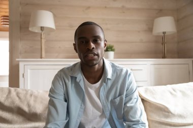 Genç afrikalı adam kayıt vlog evde web kamerası bakarak