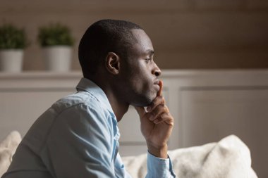 Kapalı düşünme üzgün Afrikalı adam profil yüzü
