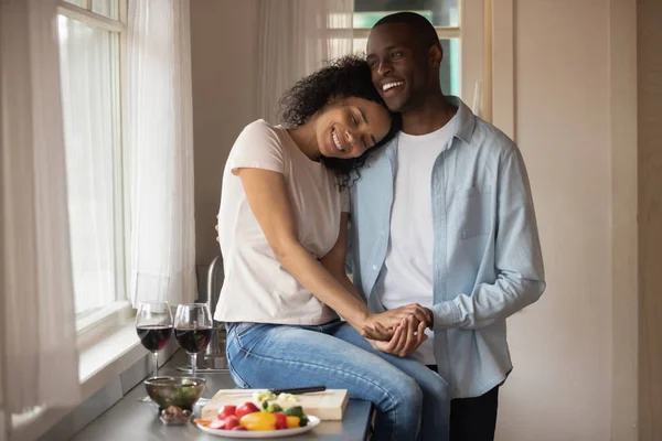 Par håller händerna känsla kärlek njuta datum i köket — Stockfoto