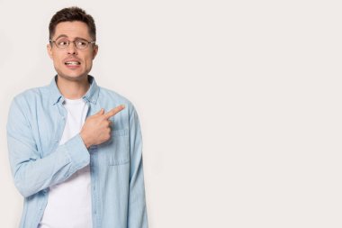 Boş fotokopi alanını bir kenara çeken gözlüklü endişeli adam