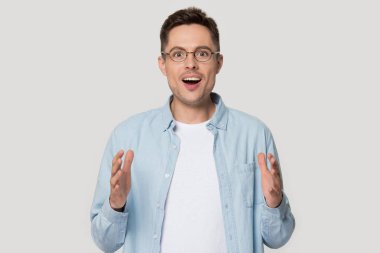 Büyük boy elleri ile gösteren kamera bakarak Hayran adam