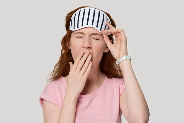 Unavená zrzaná žena v masce s očima — Stock fotografie