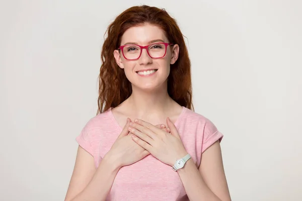 Headshot porträtt leende kvinna håller händerna på bröstet känns tacksamhet — Stockfoto